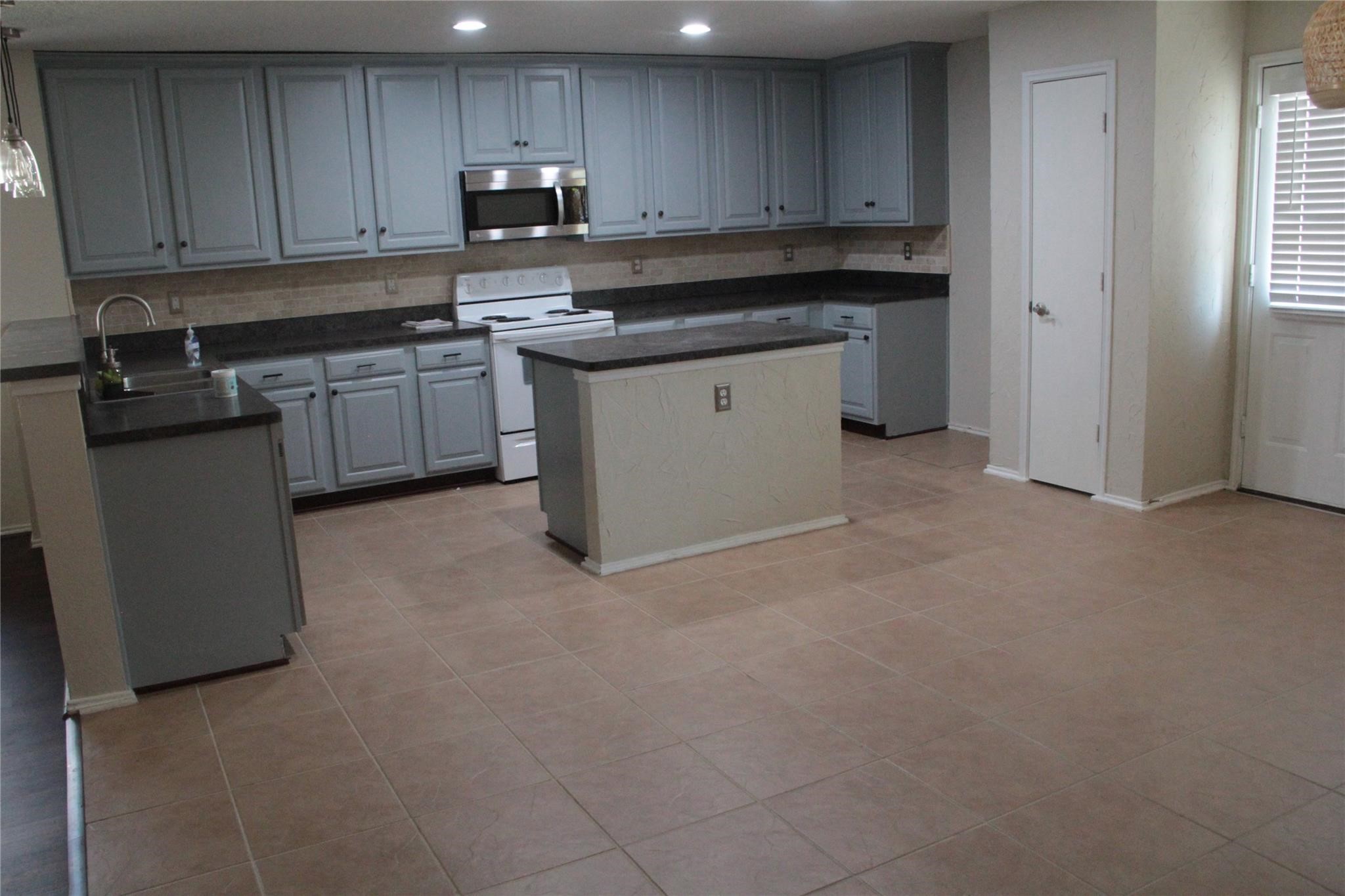 2059 La Salle Trail Grand Prairie TX 75052