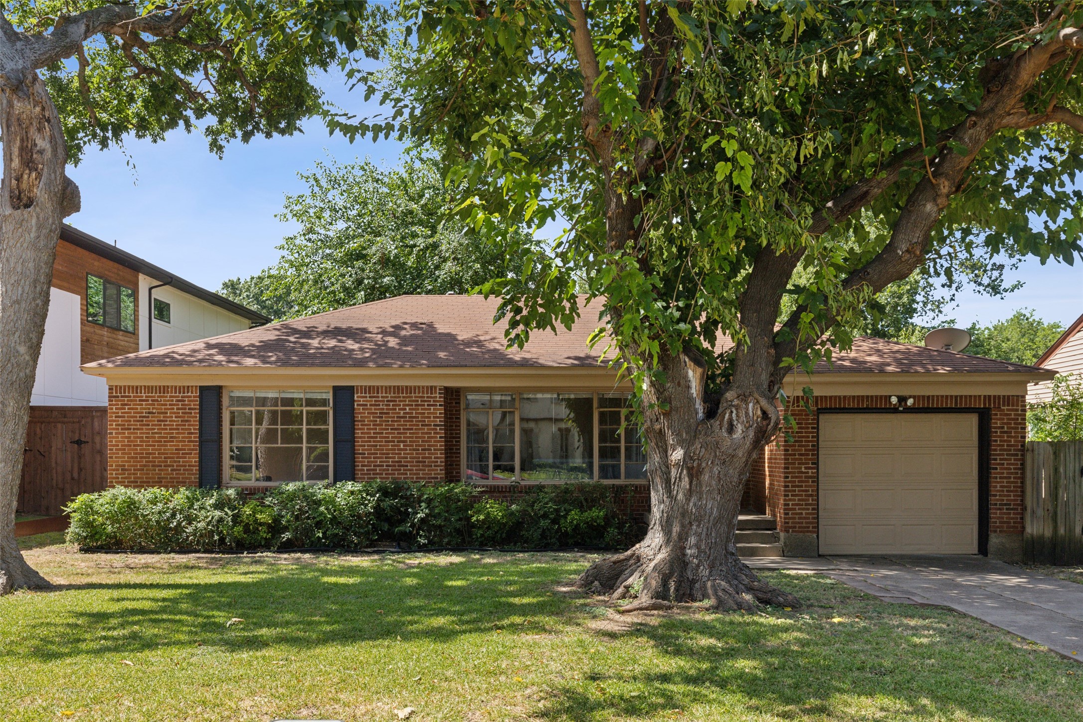 3884 Van Ness Lane Dallas TX 75220