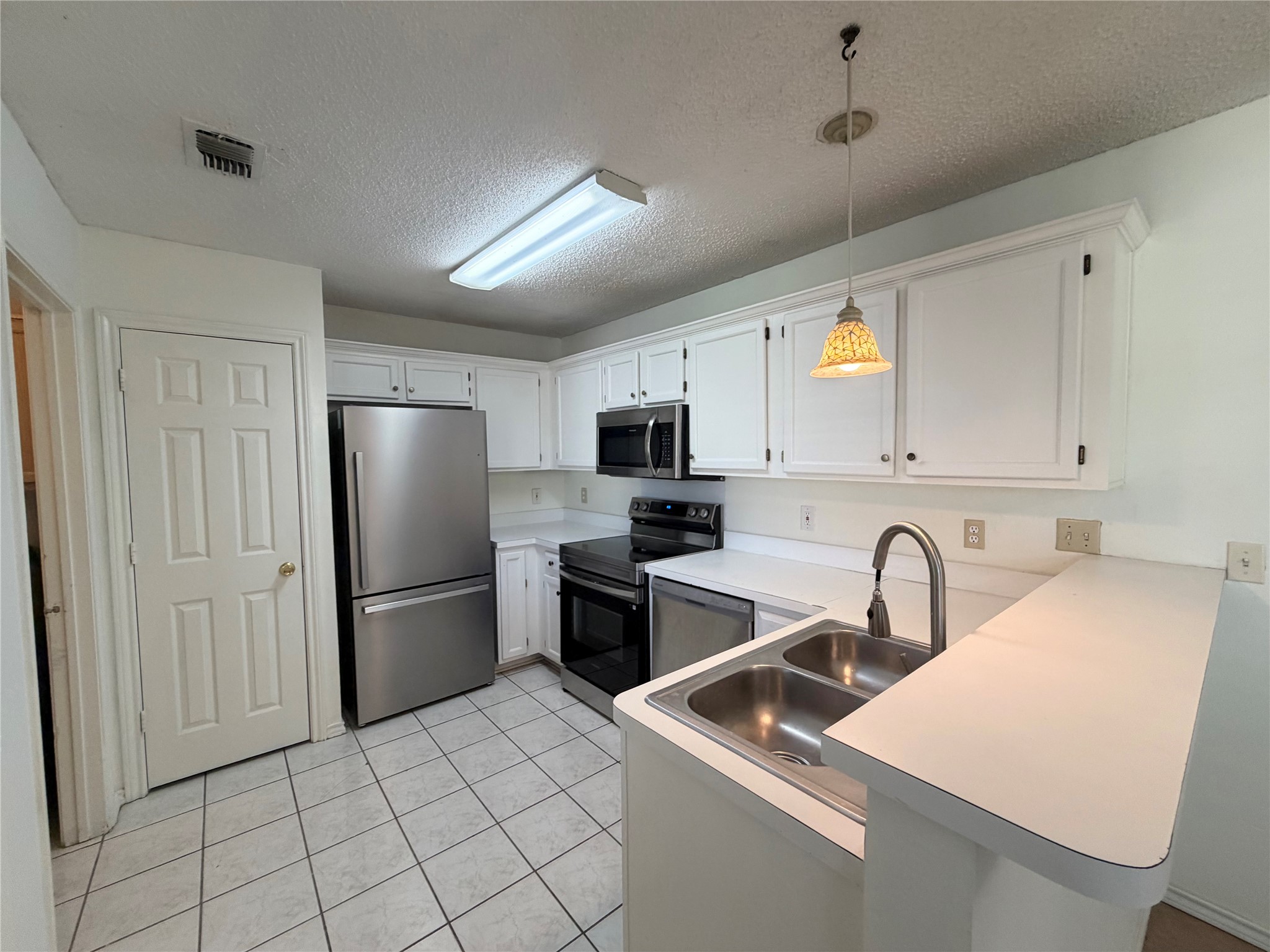 805 Hillbrooke Drive Arlington TX 76001