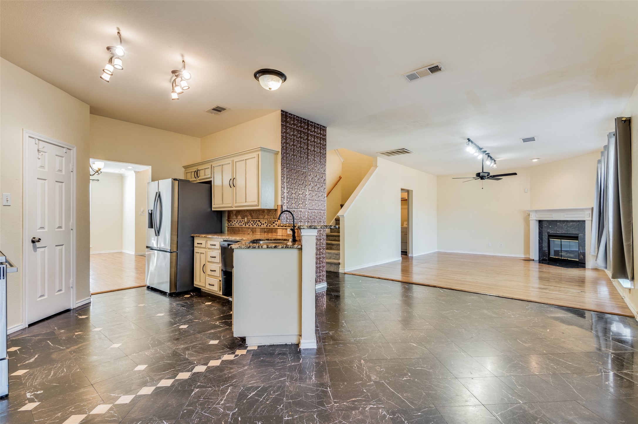 911 Harwood Court Euless TX 76039