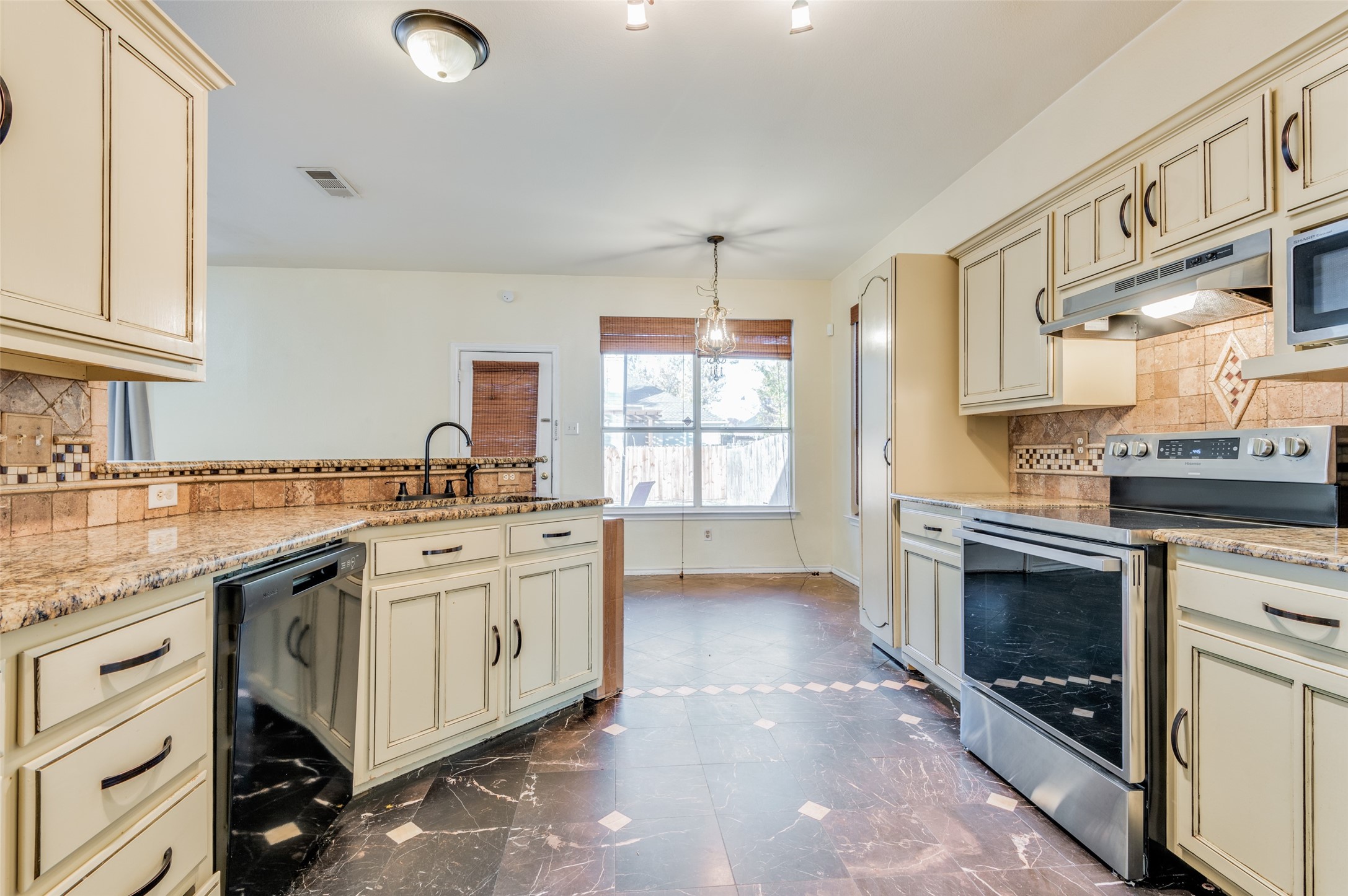 911 Harwood Court Euless TX 76039