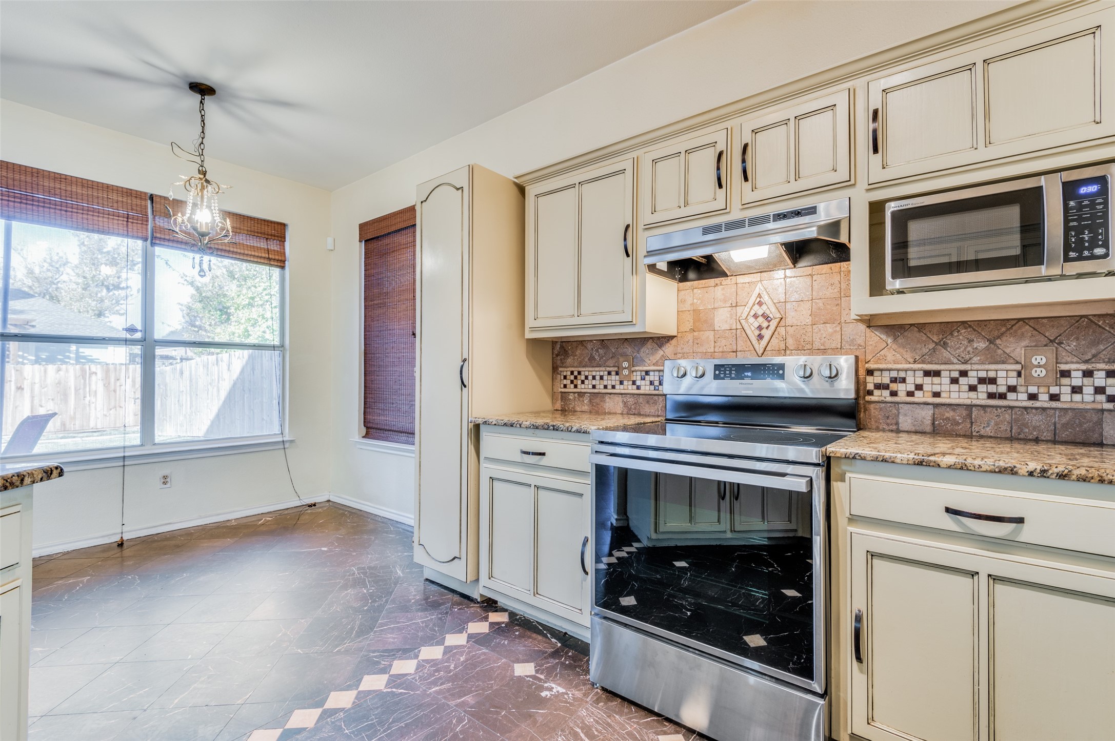 911 Harwood Court Euless TX 76039
