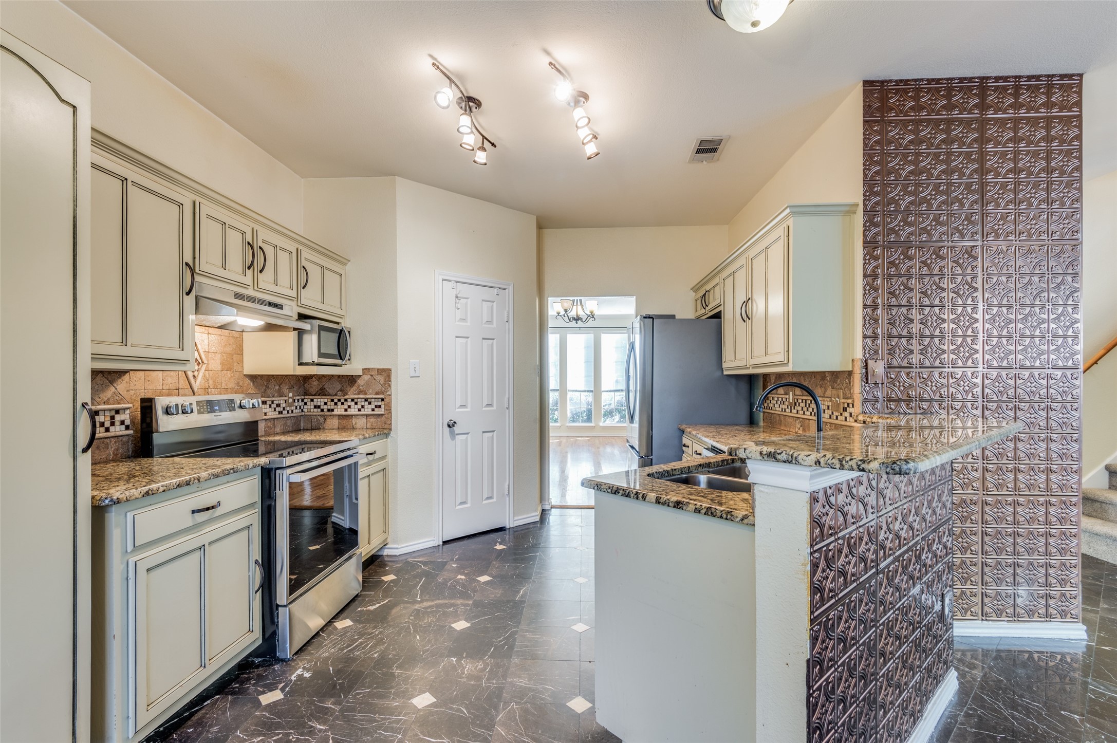911 Harwood Court Euless TX 76039