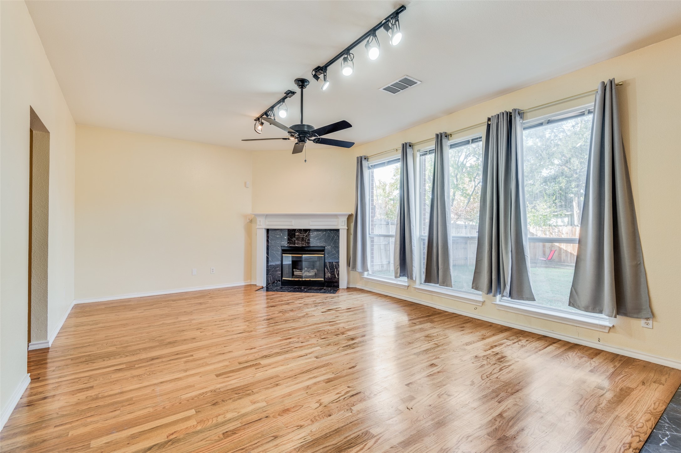 911 Harwood Court Euless TX 76039