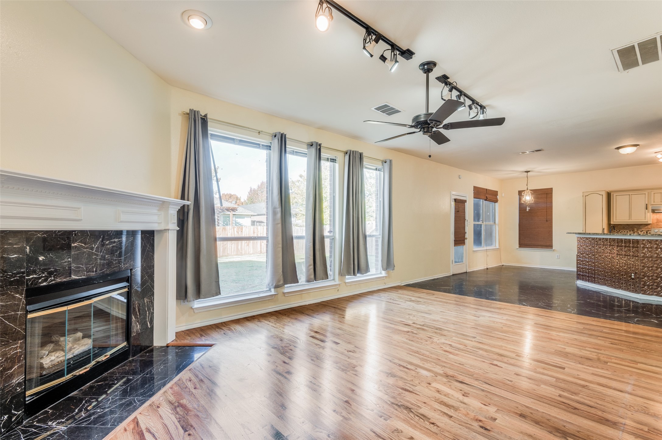 911 Harwood Court Euless TX 76039
