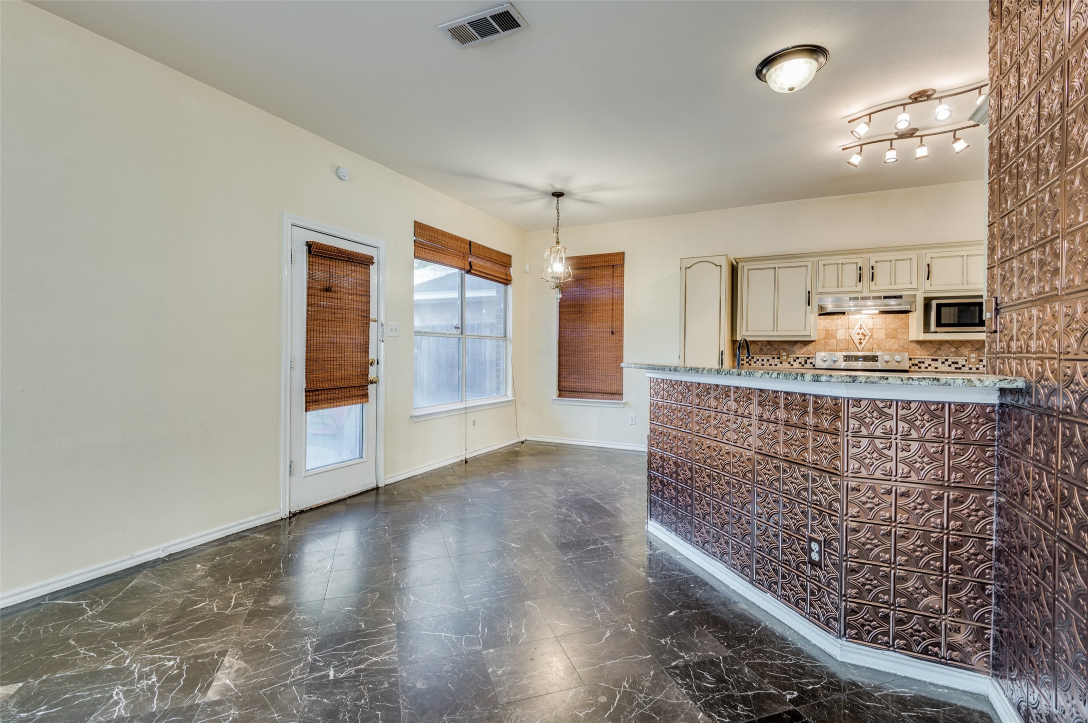 911 Harwood Court Euless TX 76039