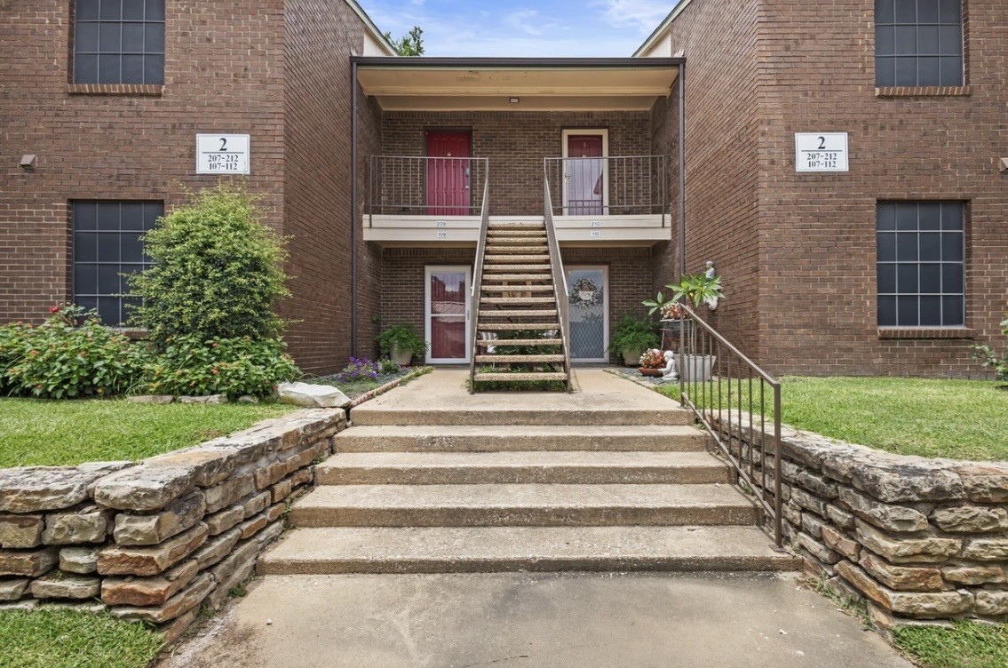 2505 Wedglea Drive Dallas TX 75211