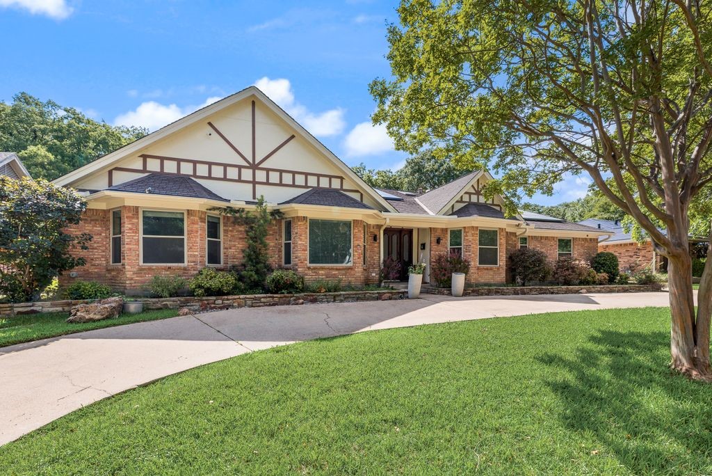 1019 Loch Lomond Drive Arlington TX 76012