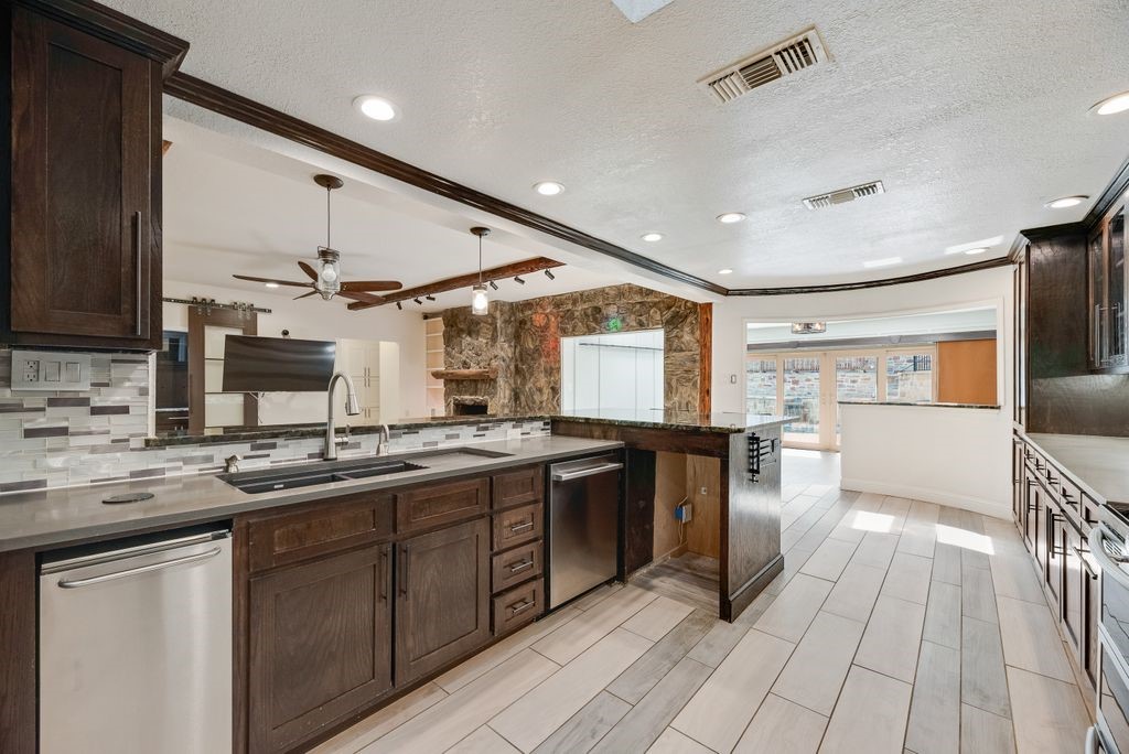 1019 Loch Lomond Drive Arlington TX 76012