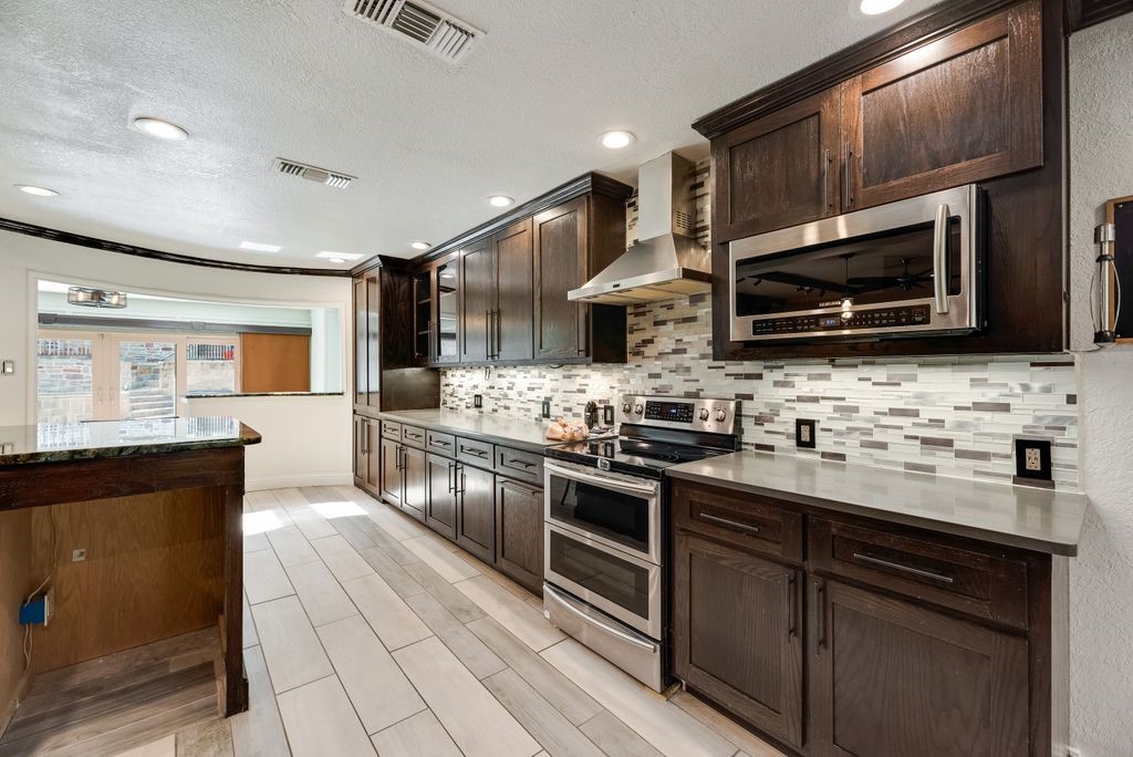 1019 Loch Lomond Drive Arlington TX 76012