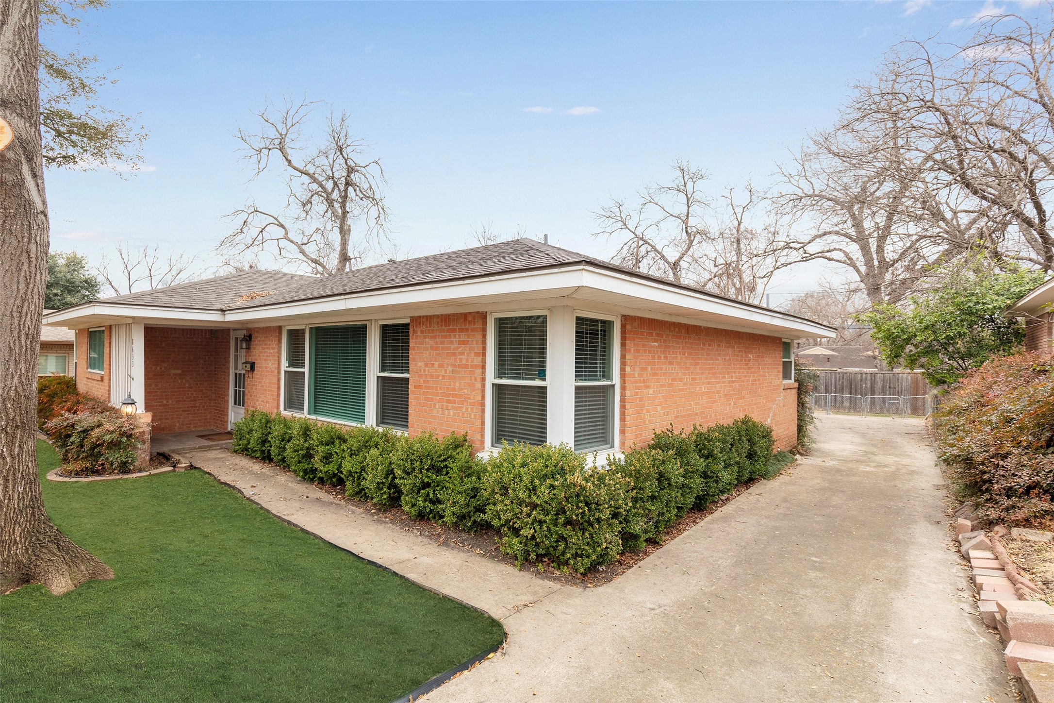 8633 Westglen Dallas TX 75228