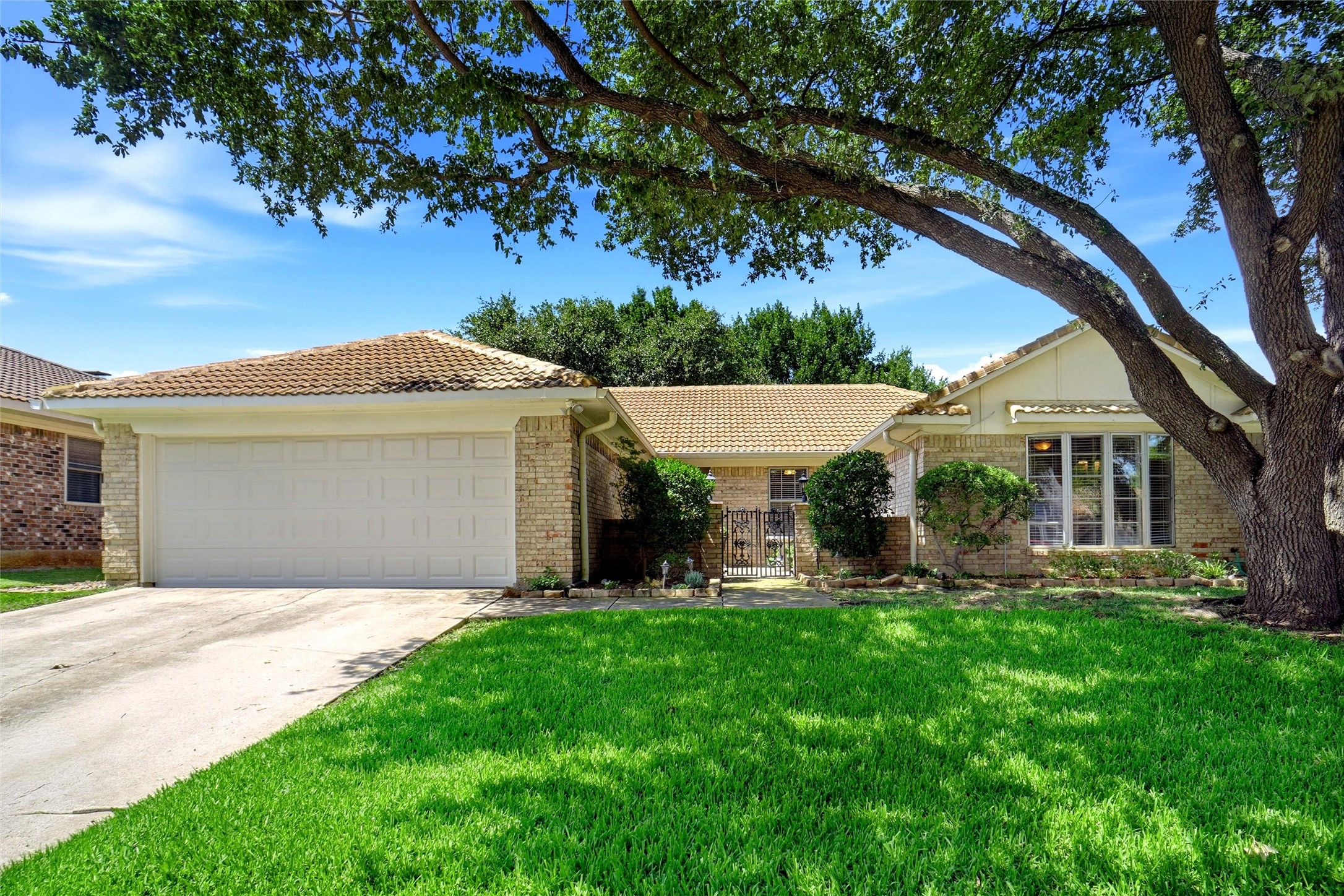 613 Robinhood Lane Bedford TX 76021