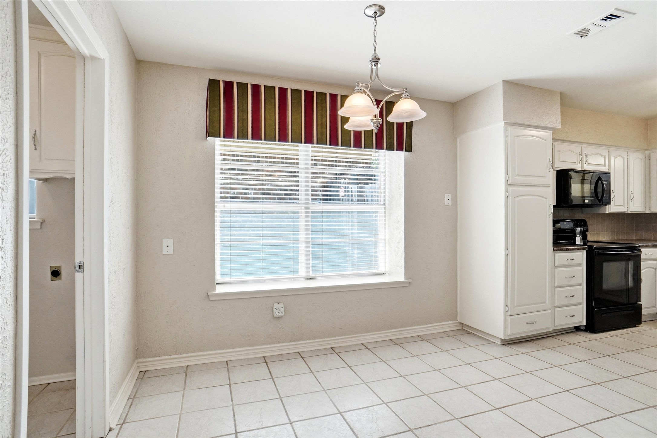 613 Robinhood Lane Bedford TX 76021