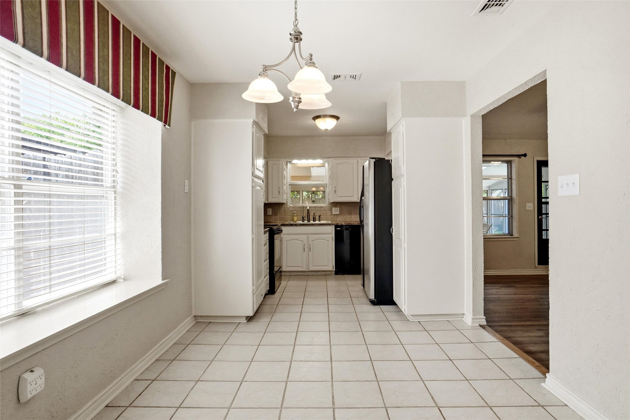 613 Robinhood Lane Bedford TX 76021