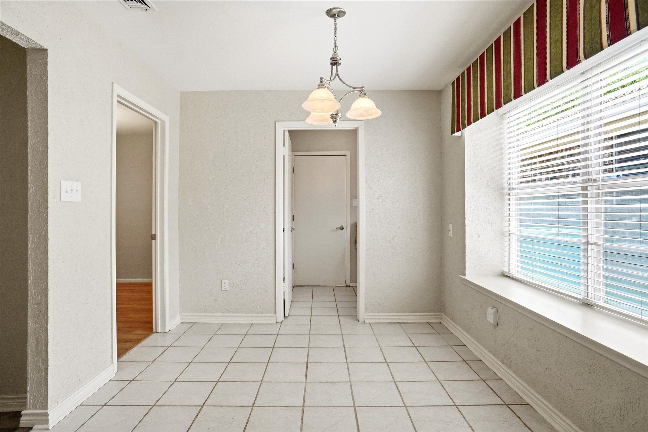 613 Robinhood Lane Bedford TX 76021