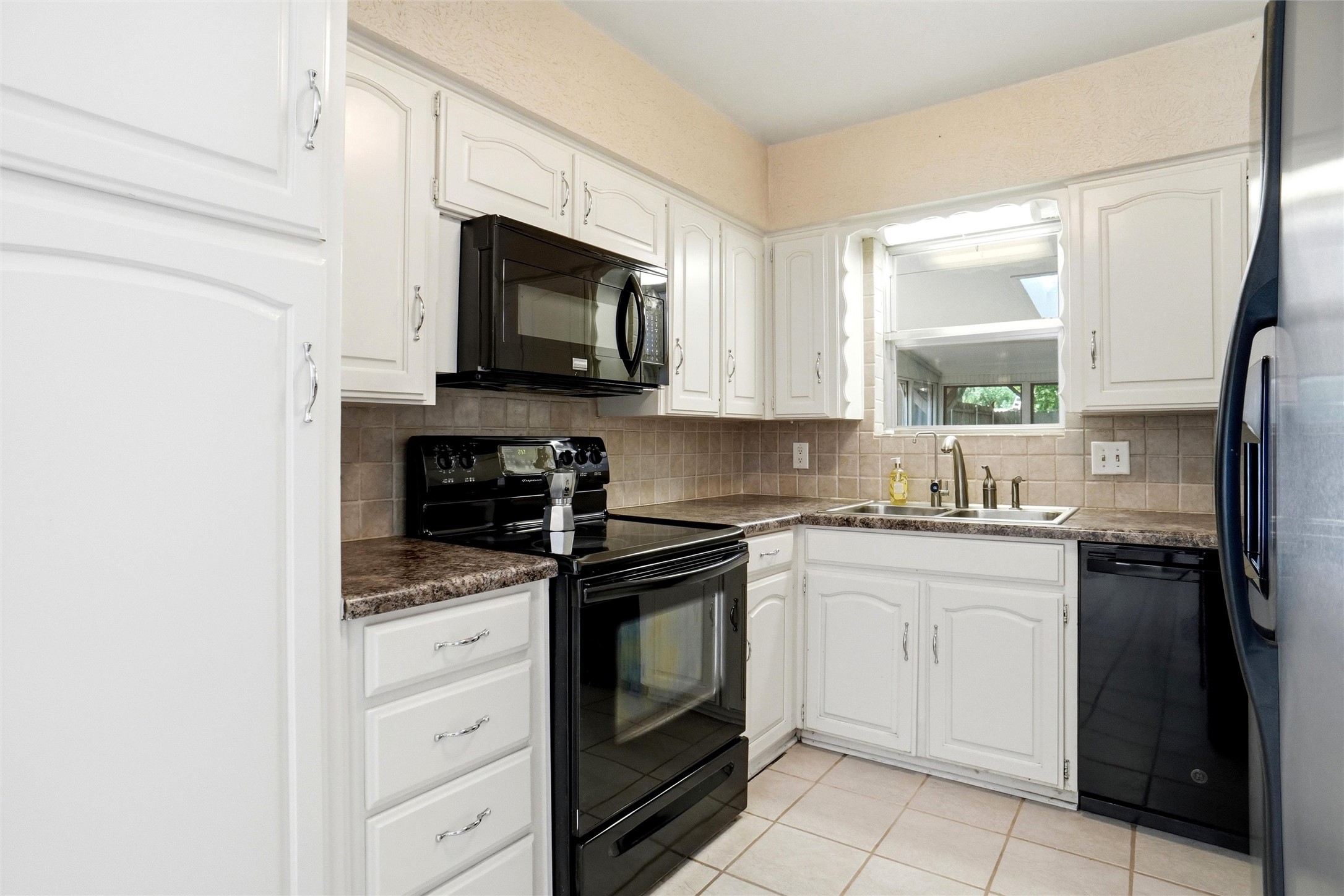 613 Robinhood Lane Bedford TX 76021