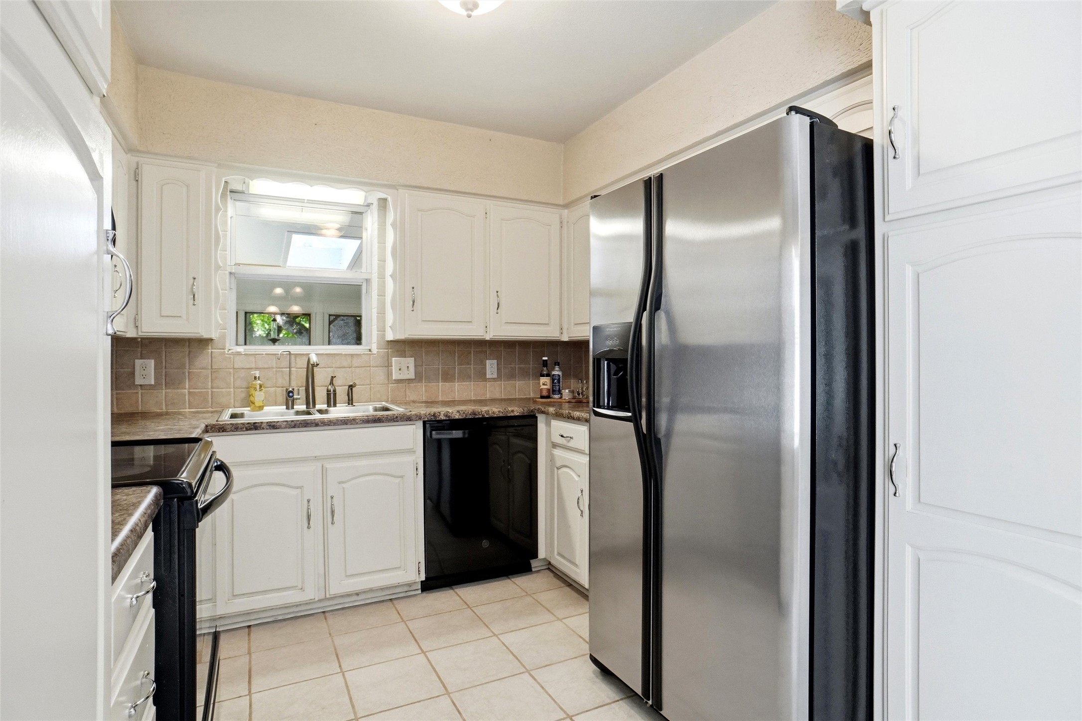 613 Robinhood Lane Bedford TX 76021