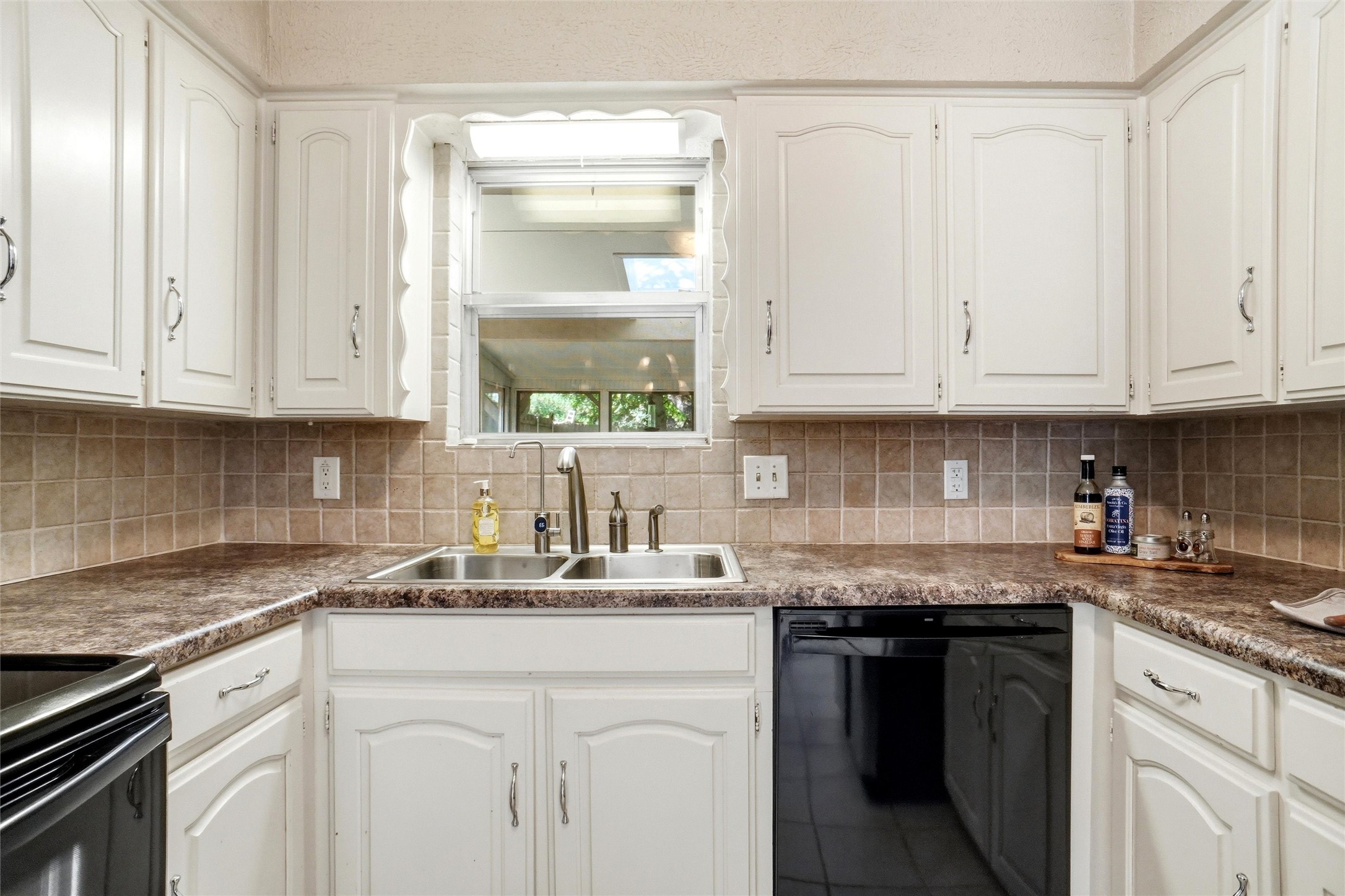 613 Robinhood Lane Bedford TX 76021