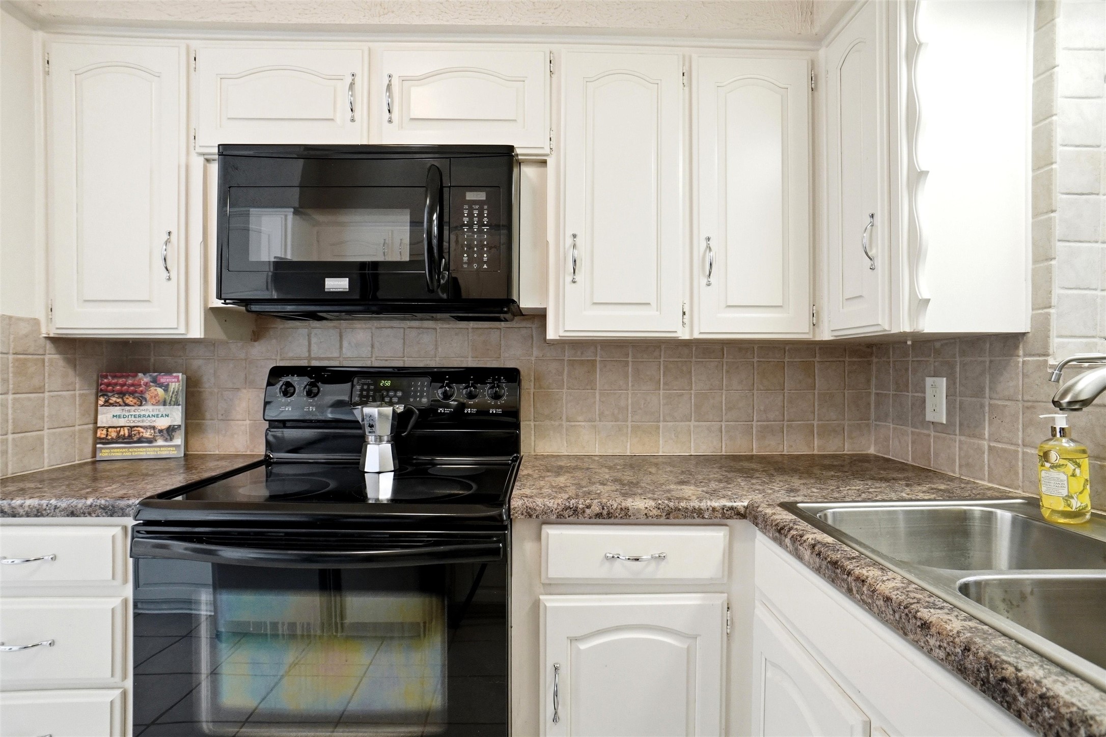 613 Robinhood Lane Bedford TX 76021
