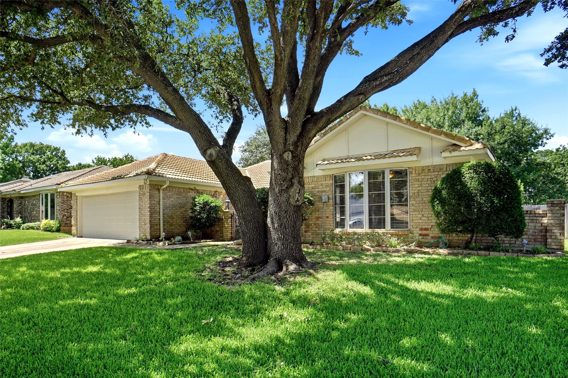 613 Robinhood Lane Bedford TX 76021