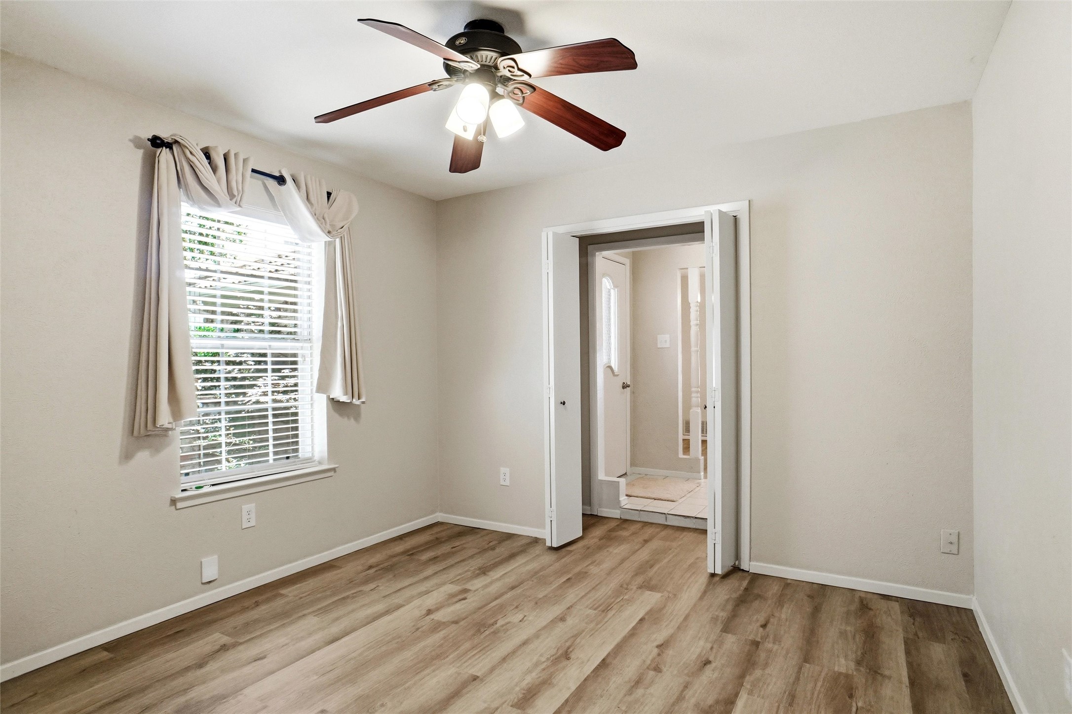 613 Robinhood Lane Bedford TX 76021