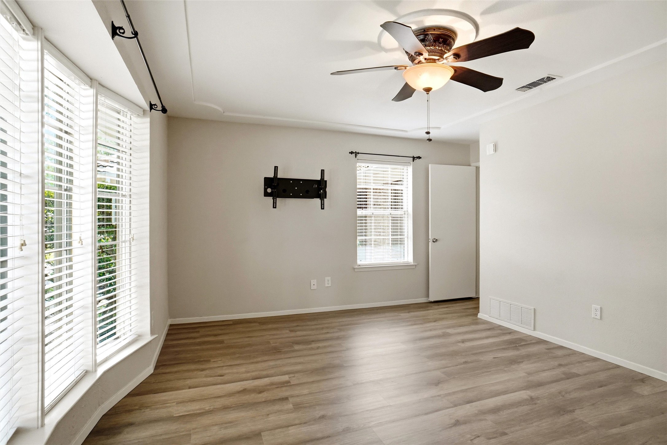 613 Robinhood Lane Bedford TX 76021