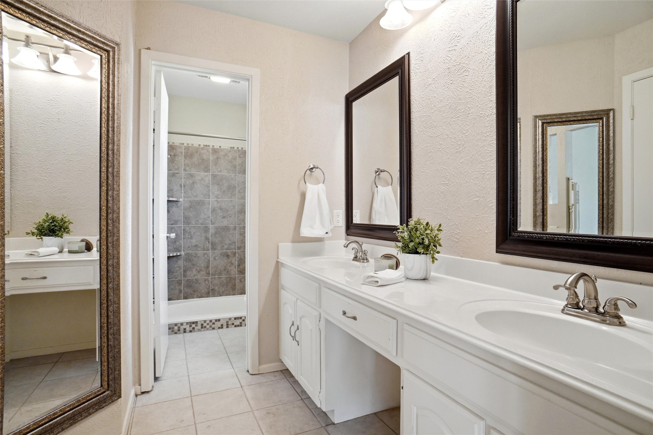 613 Robinhood Lane Bedford TX 76021