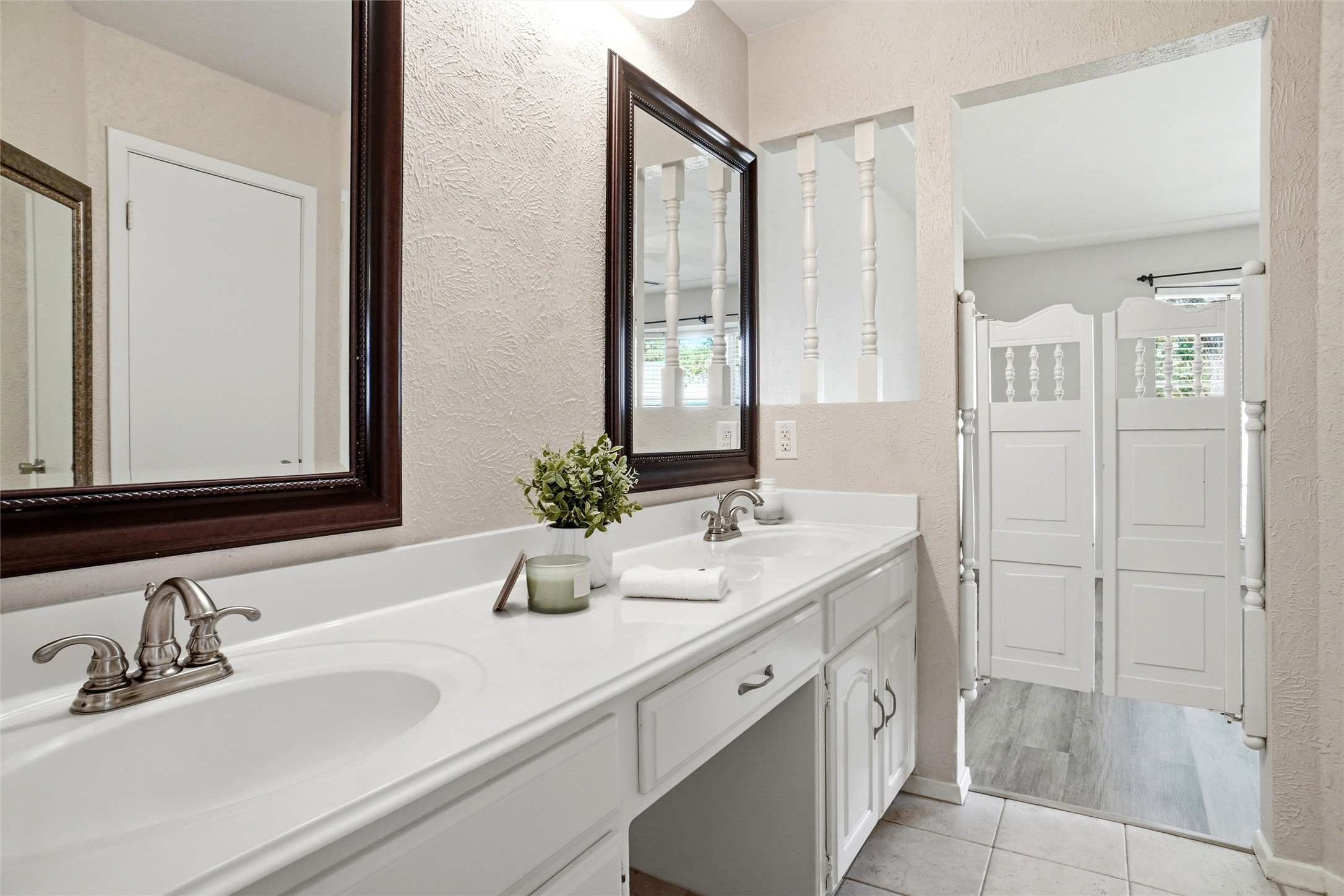 613 Robinhood Lane Bedford TX 76021