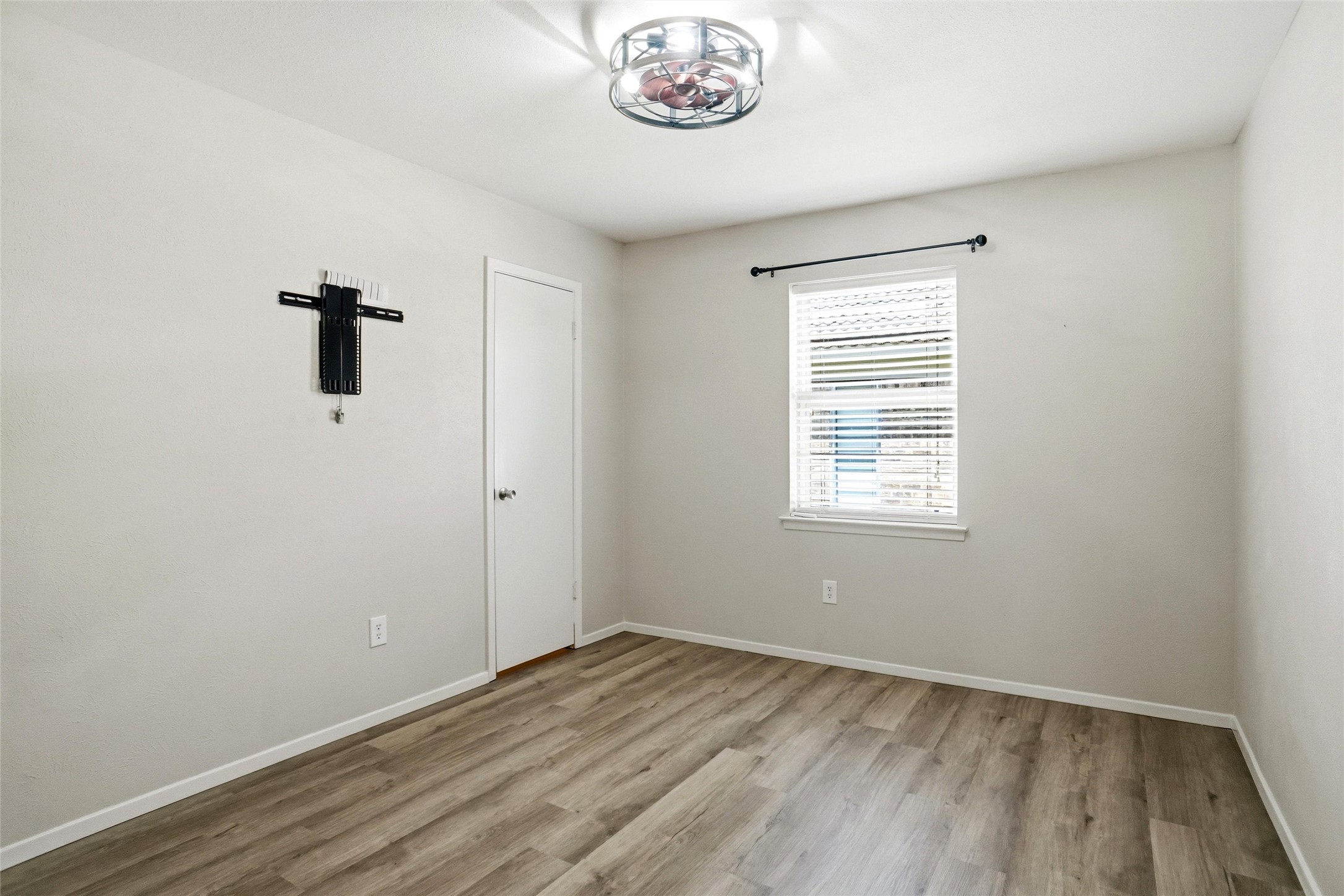 613 Robinhood Lane Bedford TX 76021