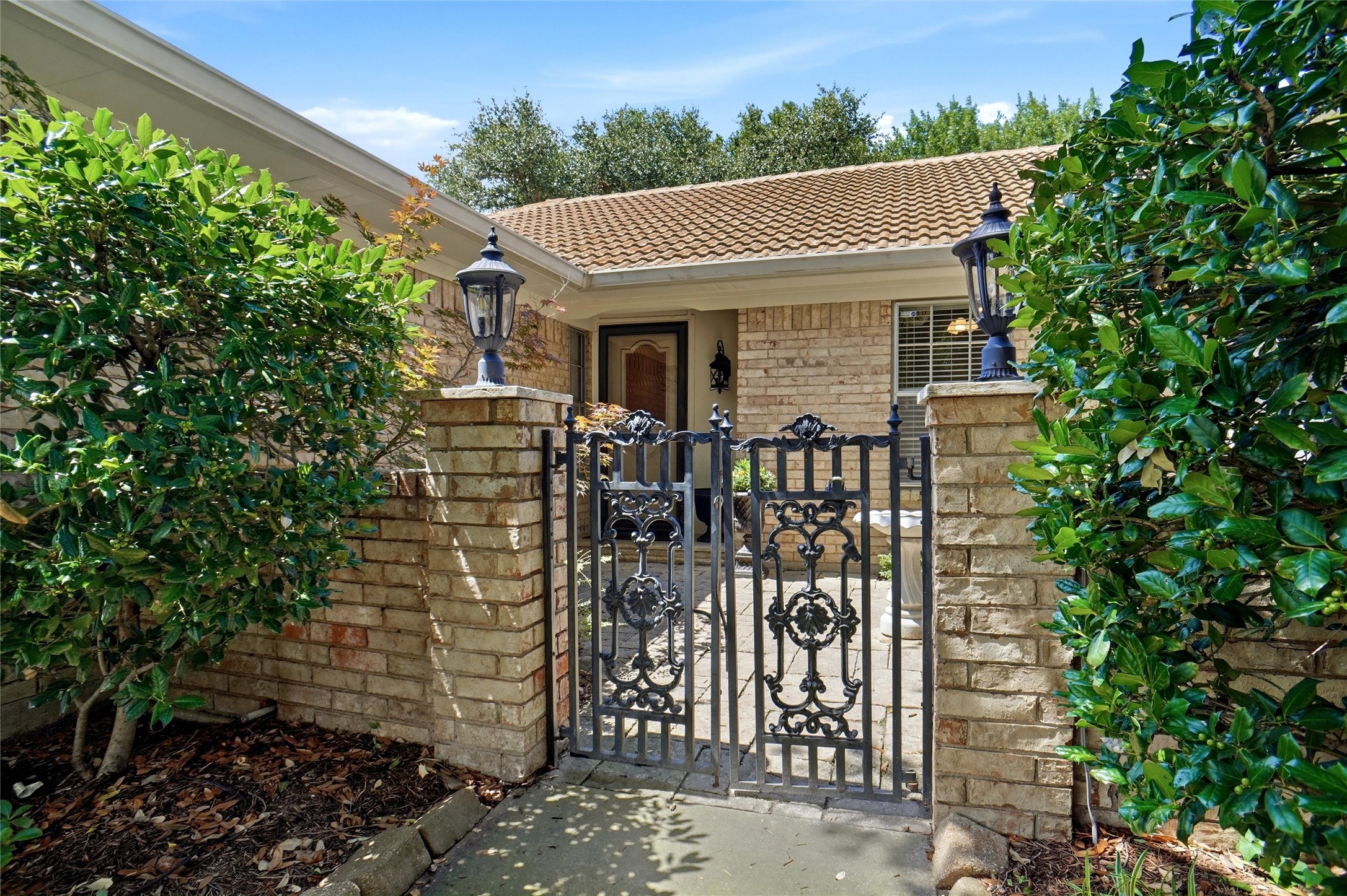 613 Robinhood Lane Bedford TX 76021