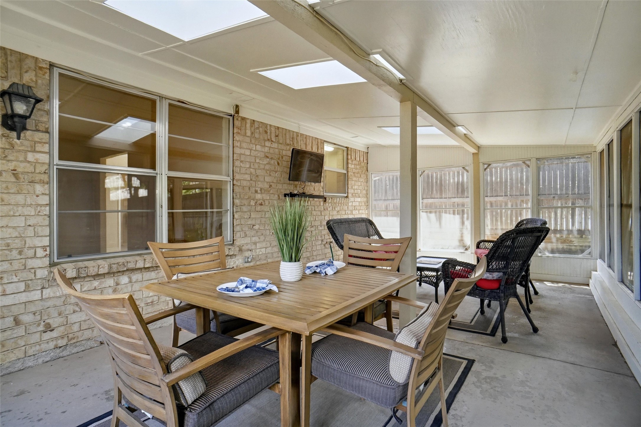 613 Robinhood Lane Bedford TX 76021
