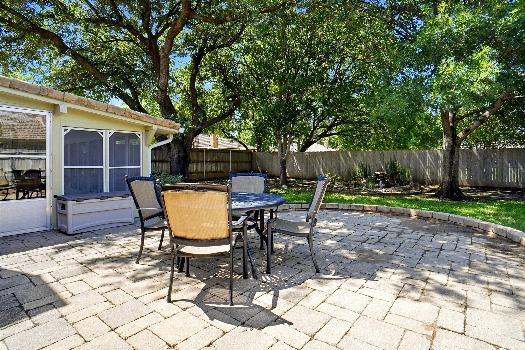 613 Robinhood Lane Bedford TX 76021