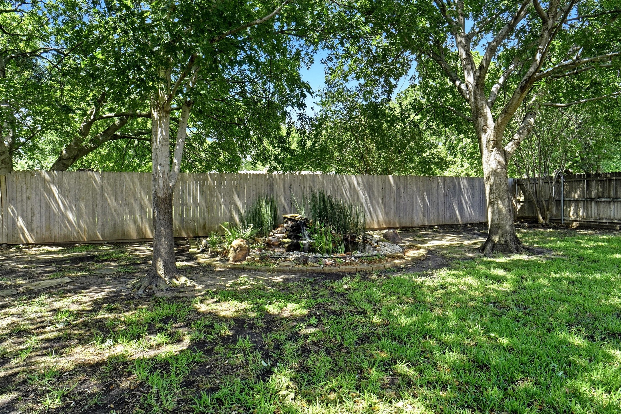 613 Robinhood Lane Bedford TX 76021