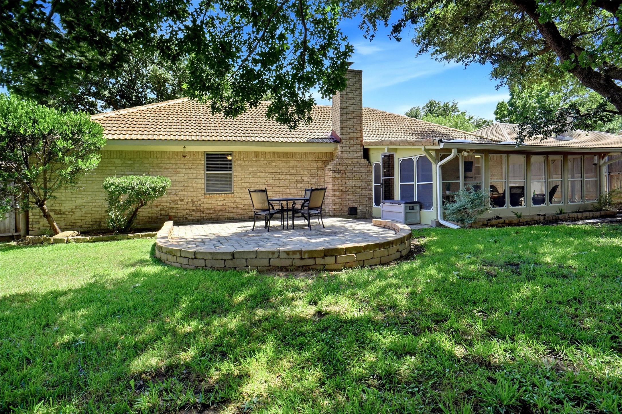 613 Robinhood Lane Bedford TX 76021