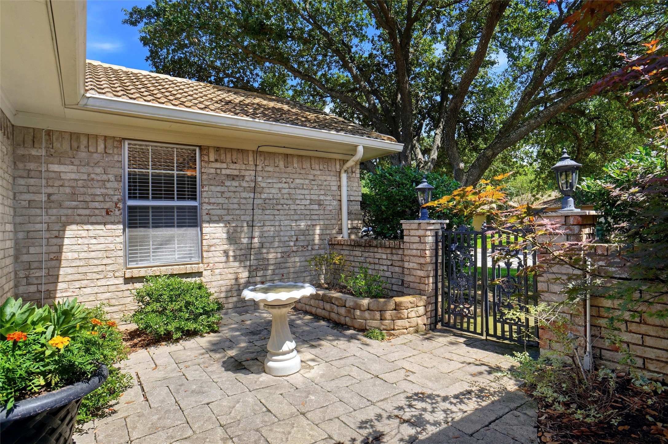 613 Robinhood Lane Bedford TX 76021