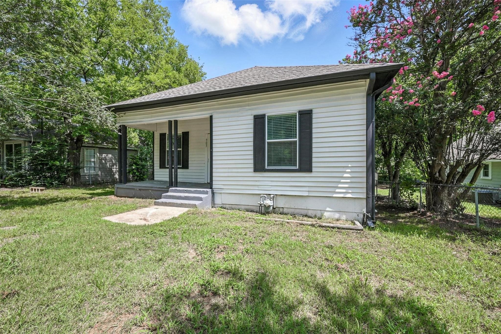 903 W Baker Street Denison TX 75020