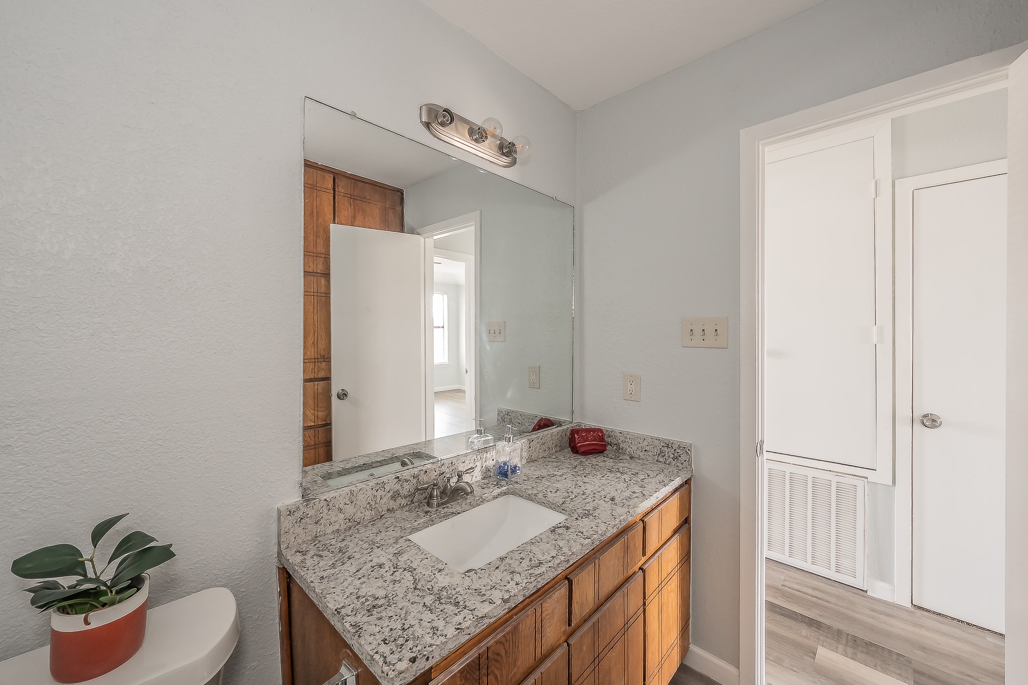 420 Signal Hill Court N Fort Worth TX 76112