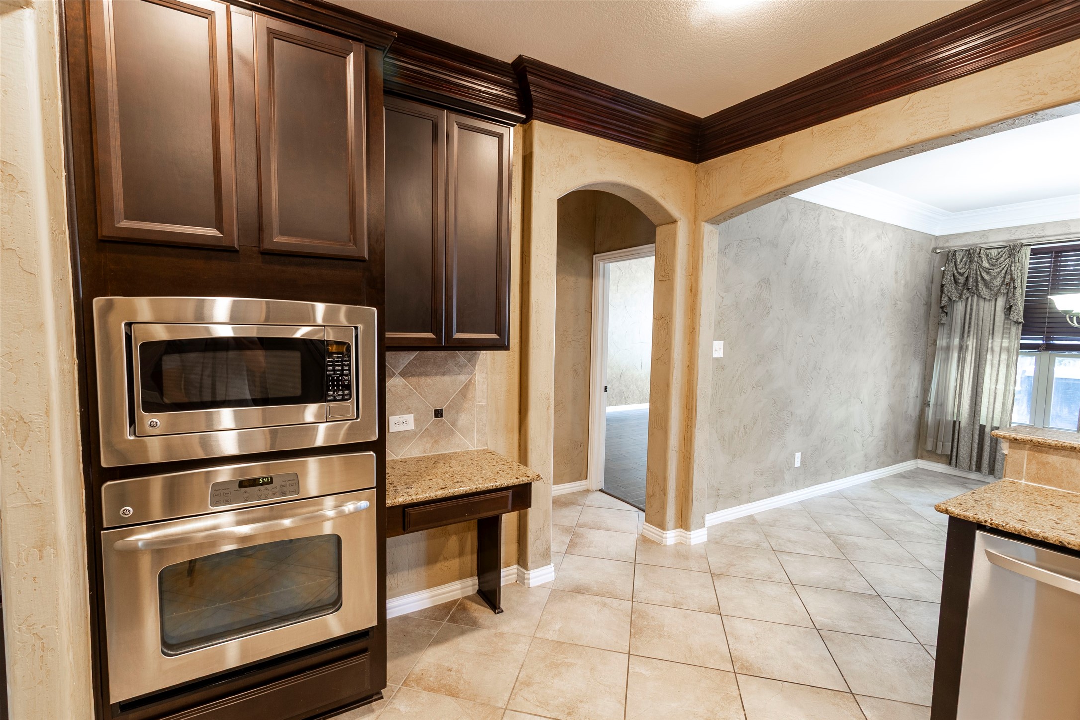 2931 Bandera Grand Prairie TX 75054