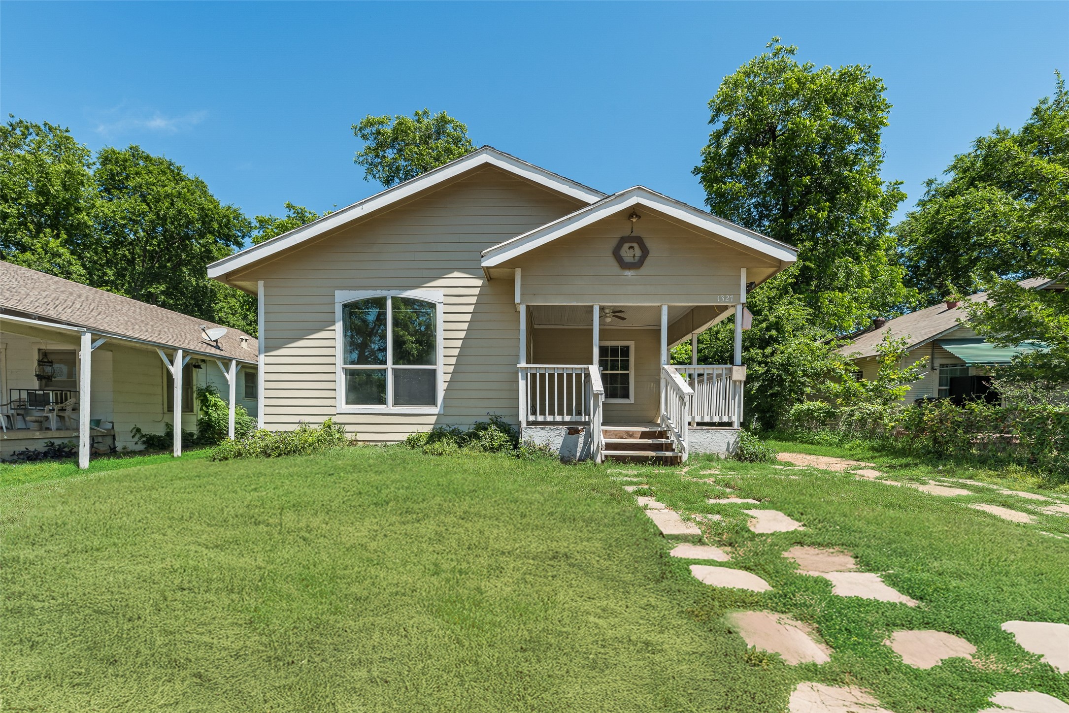 1327 E Baltimore Avenue Fort Worth TX 76104
