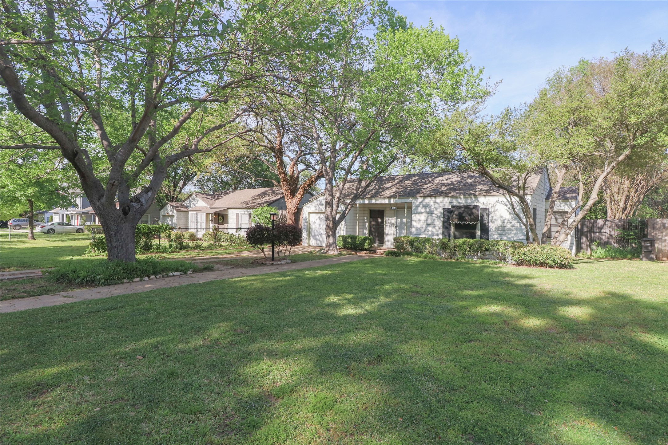 704 N Bailey Avenue Fort Worth TX 76107