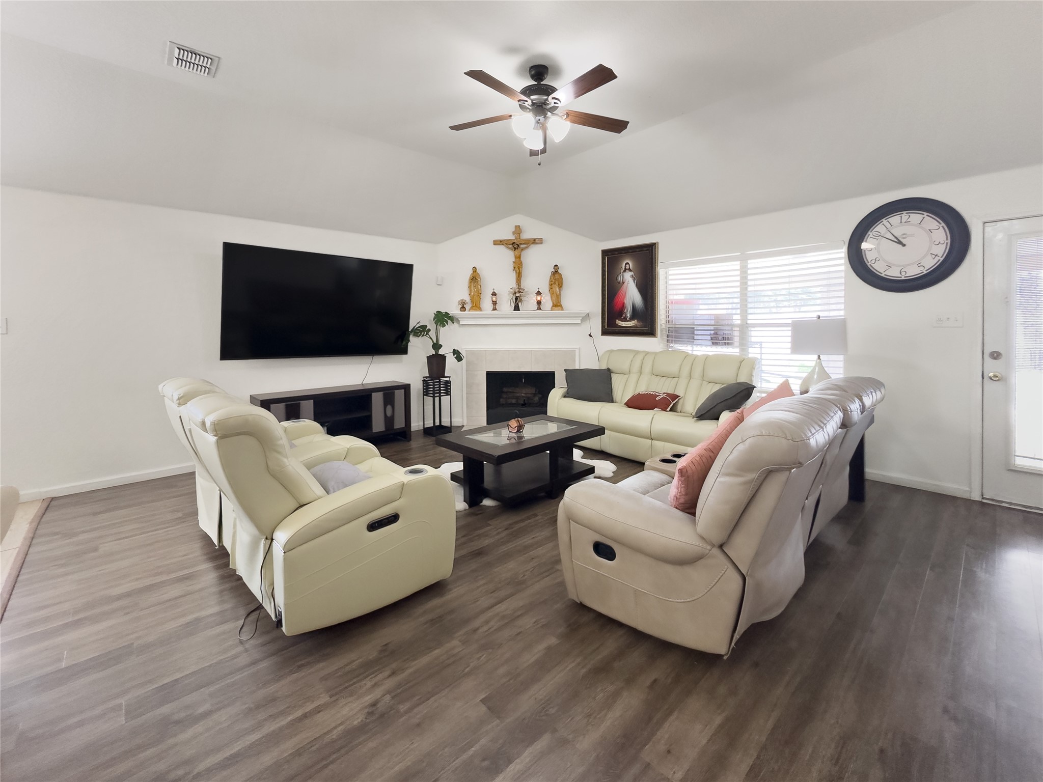 2823 Brookhurst Drive Grand Prairie TX 75052