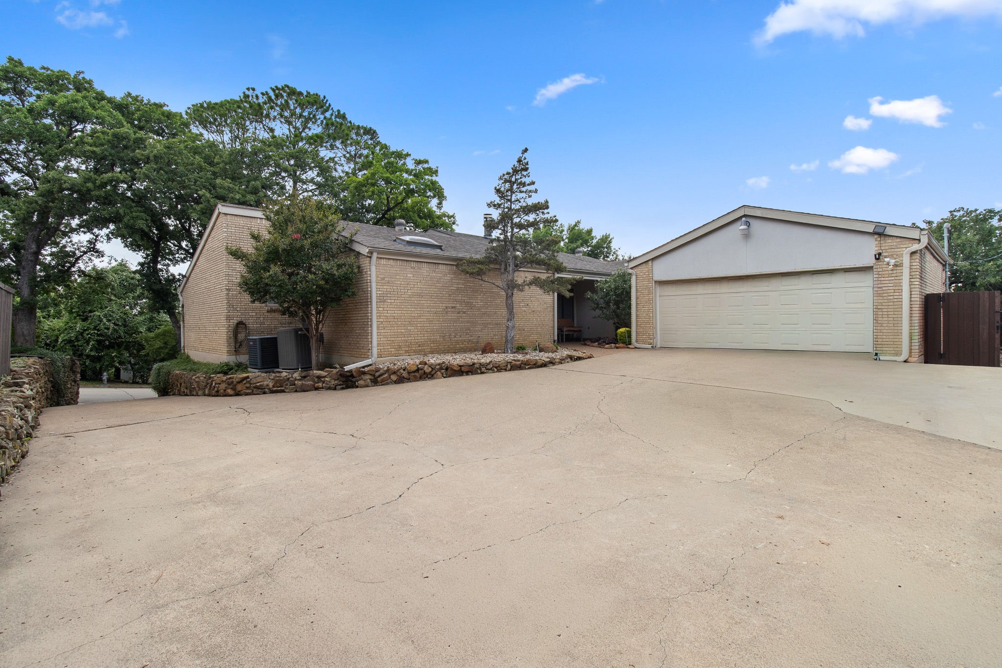 905 Crowley Road Arlington TX 76012