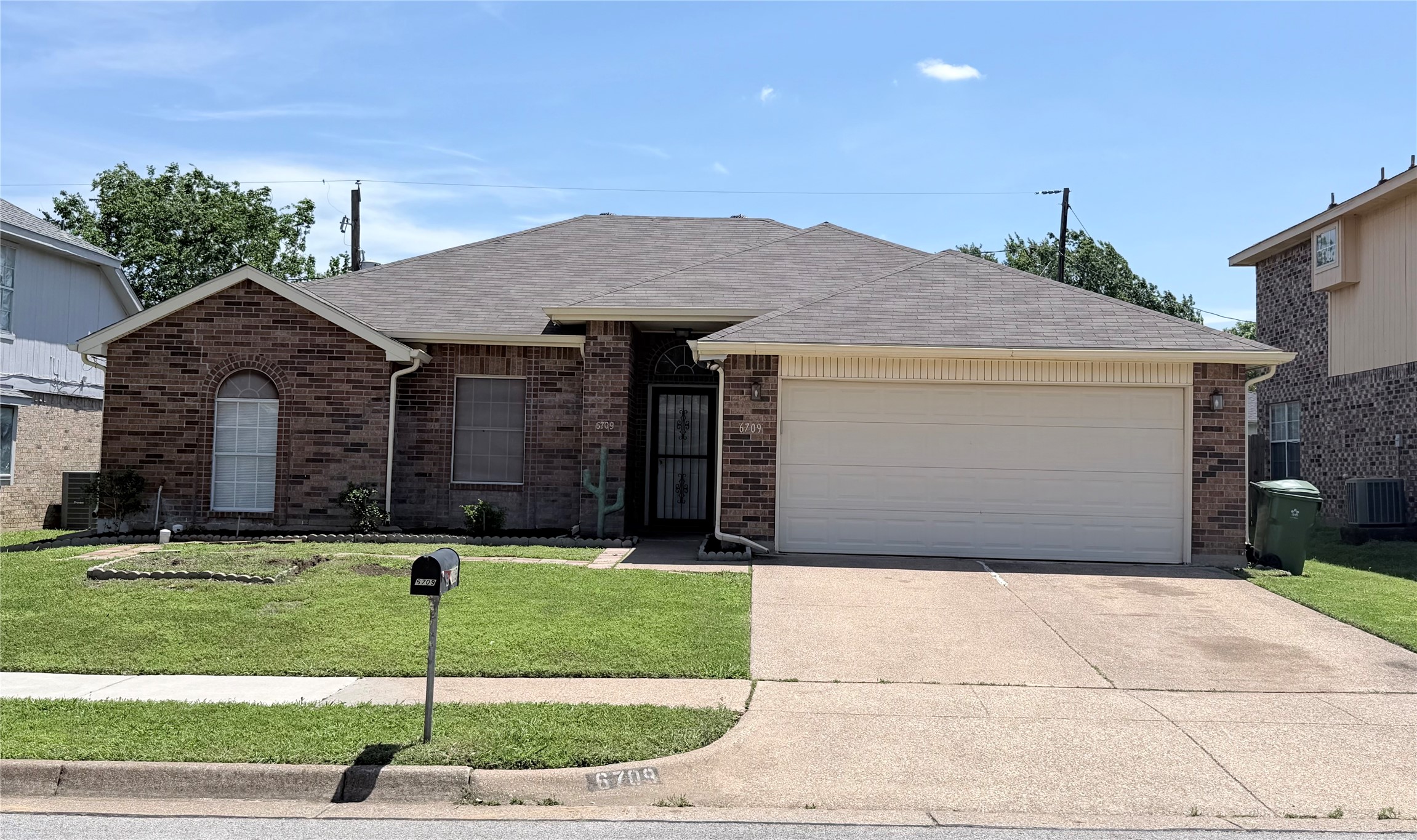 6709 Pecanwood Drive Arlington TX 76001