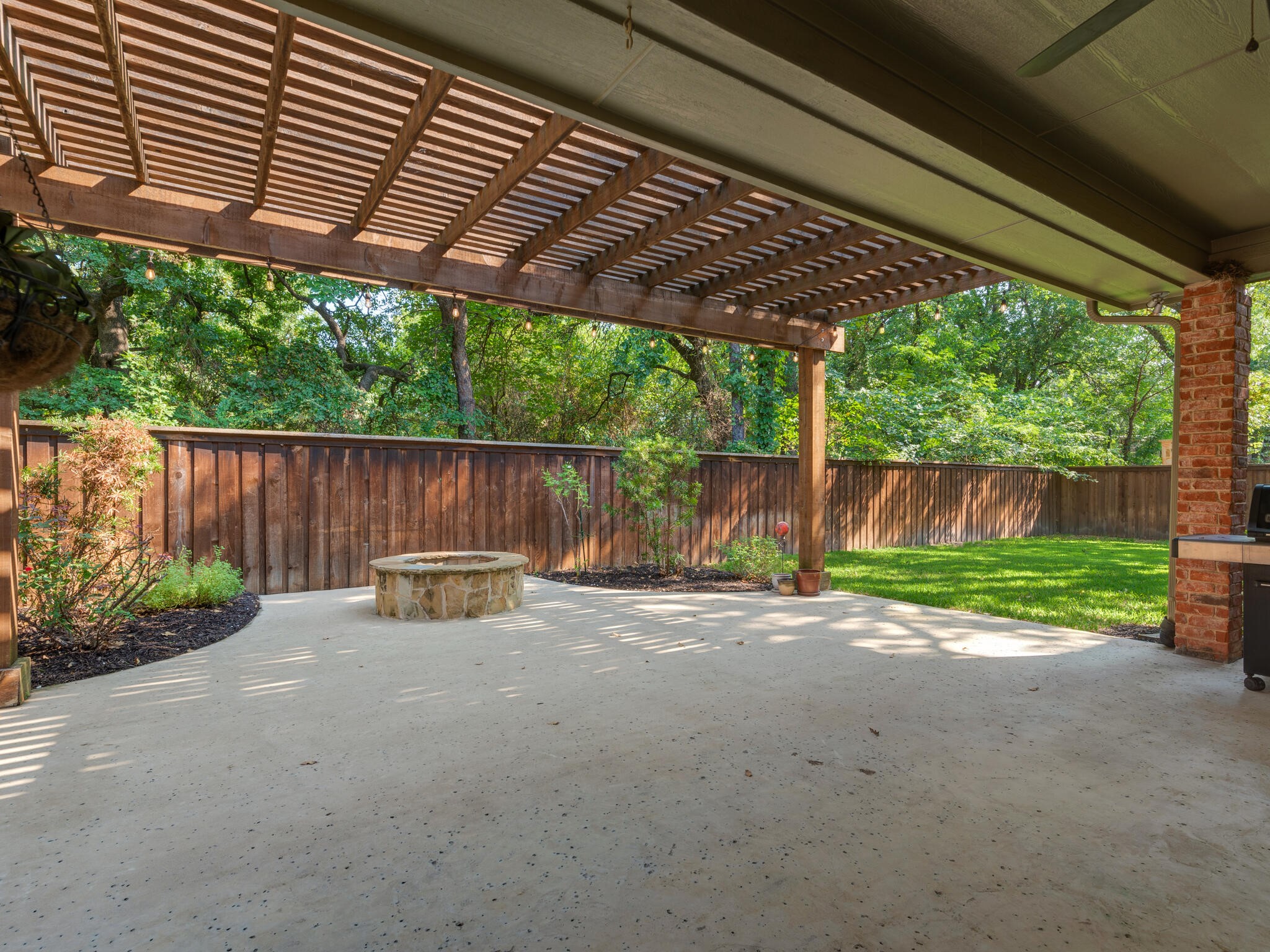 708 Lonesome Dove Trail Hurst TX 76054