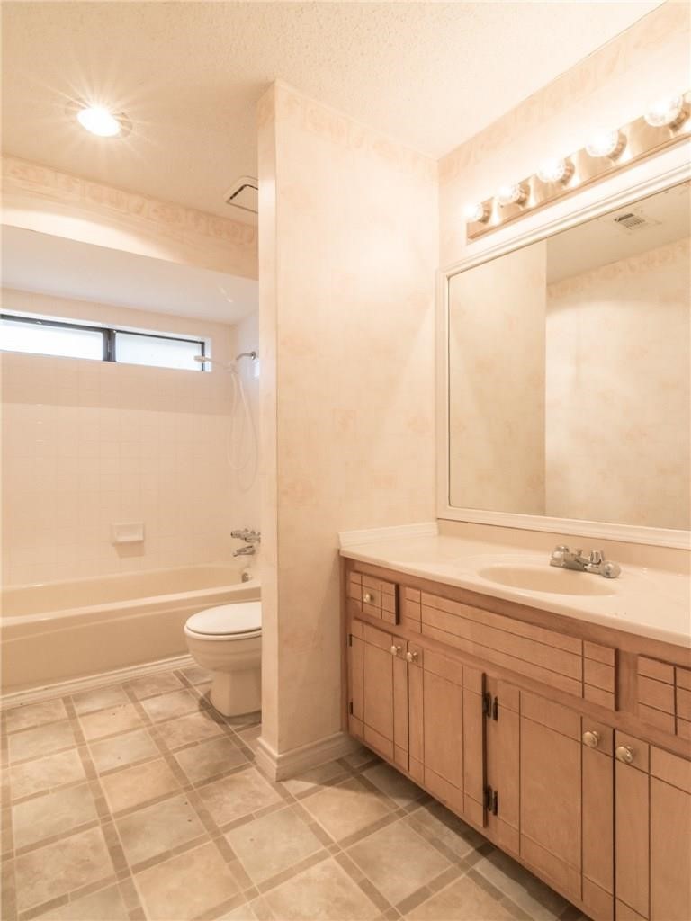 2121 Country Oaks Drive Garland TX 75040