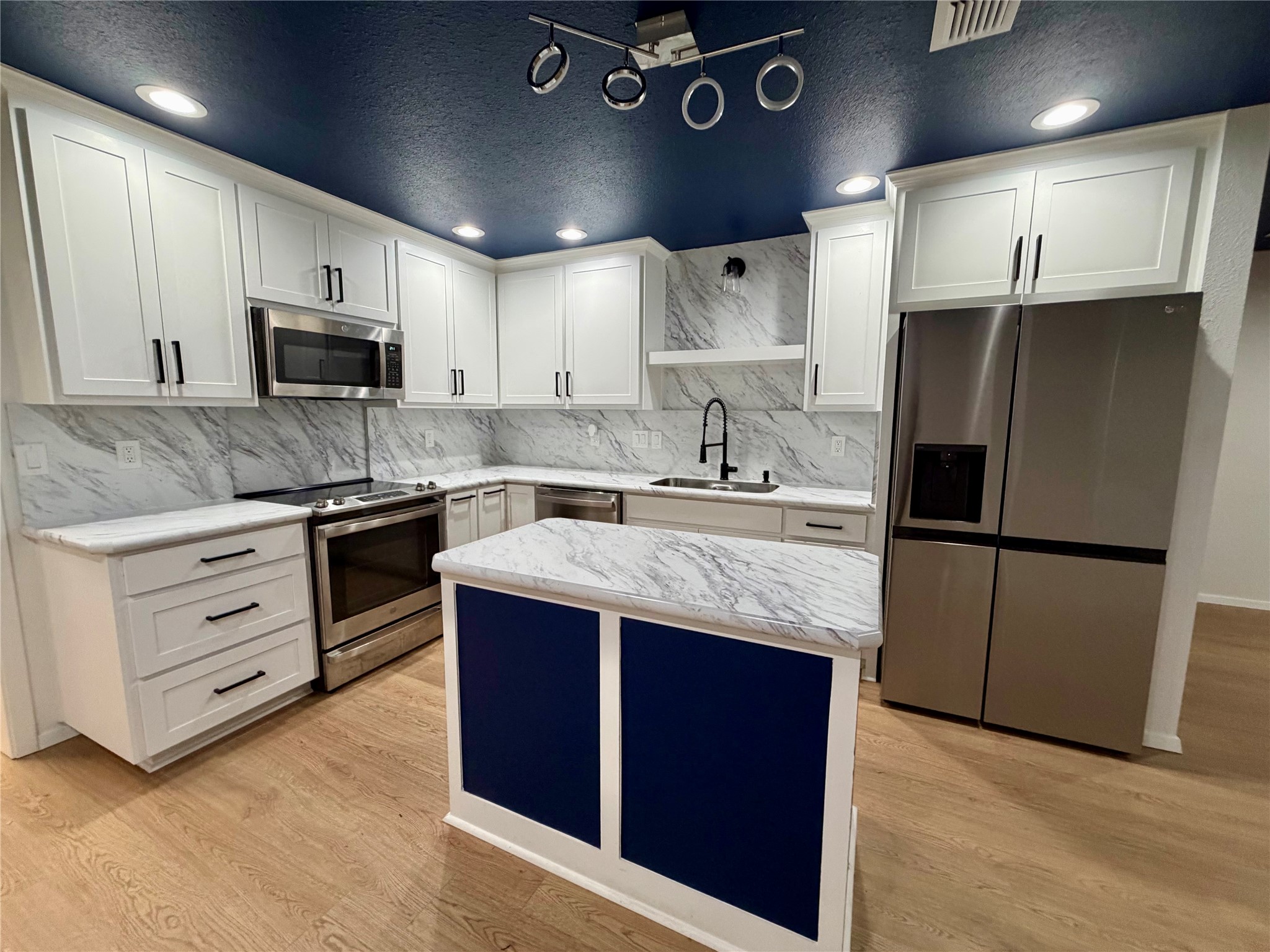 2021 Lexington Place Bedford TX 76022