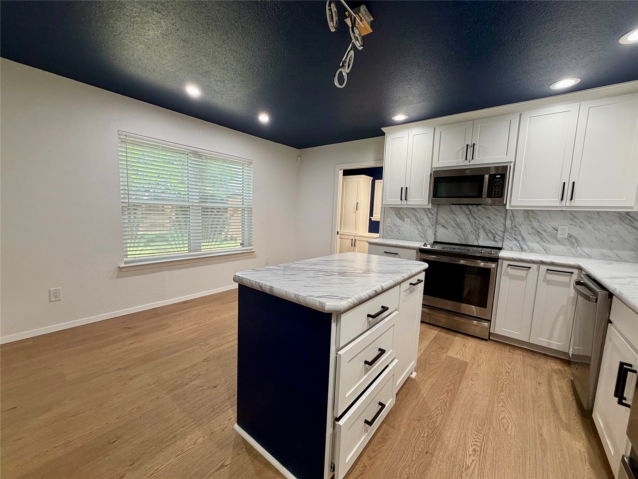 2021 Lexington Place Bedford TX 76022