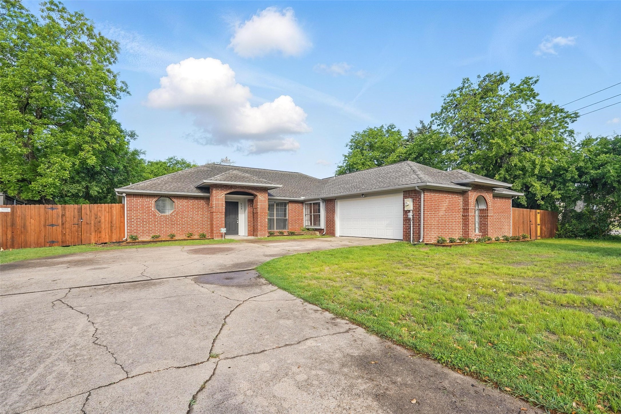 829 Hunters Creek Drive Desoto TX 75115