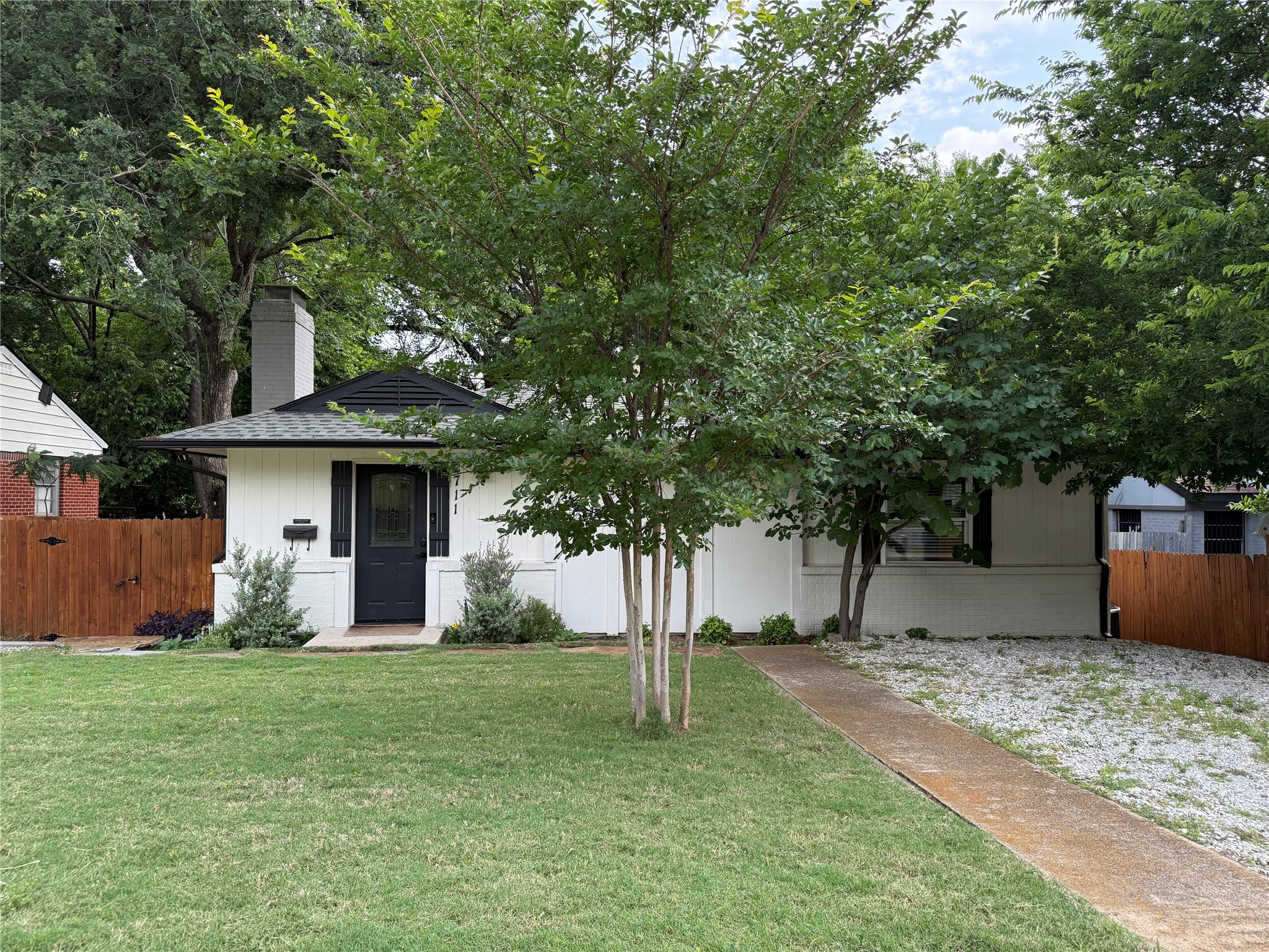 2711 Avon Street Dallas TX 75211
