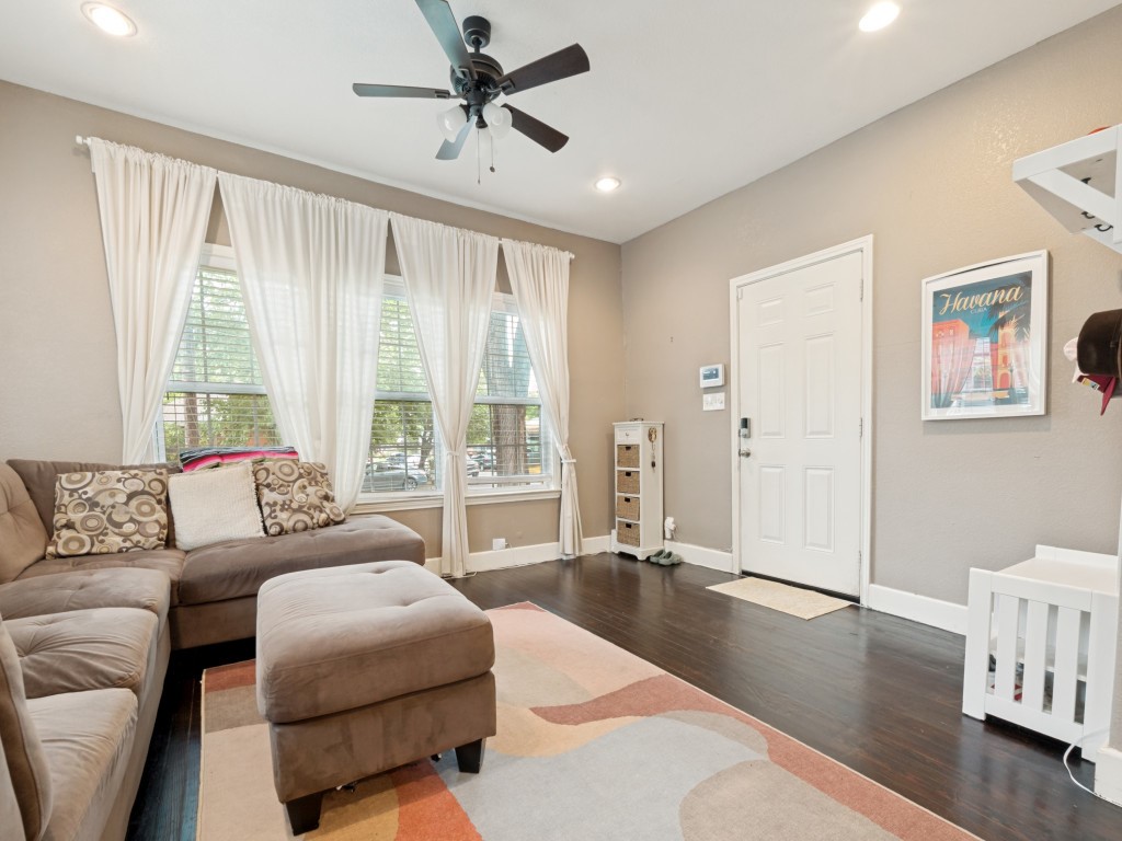 911 S Adams Avenue Dallas TX 75208
